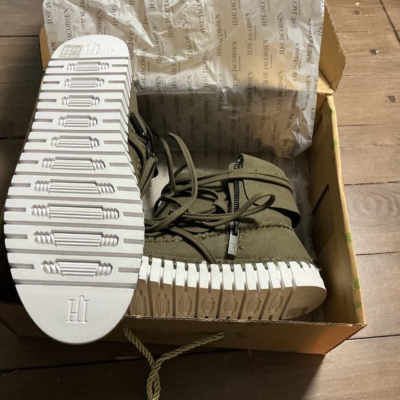 Brand new, super warm, Ilse Jacobsen Ankle Boots in Olive Green - Picture 2 of 3